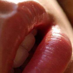 bibir merah sensual