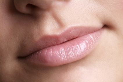 Cara Alami Memerahkan Bibir Berwarna Gelap atau Hitam