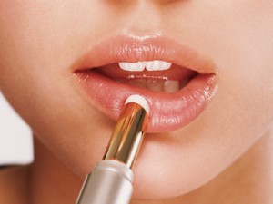Cara Memilih Pelembab Bibir yang Aman