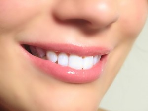 Tips dan Cara Memutihkan Gigi Secara Alami