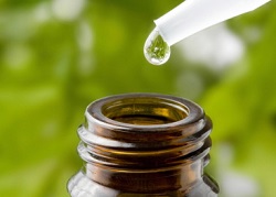 Manfaat Tea Tree Oil Bagi Kulit Berjerawat