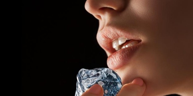 Fungsi dan Manfaat Es Batu Untuk Bibir