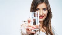 15 Manfaat Air Putih untuk Kesehatan dan Kecantikan