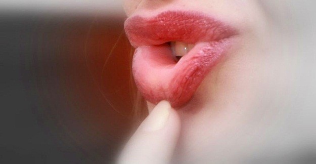 Memerahkan Bibir