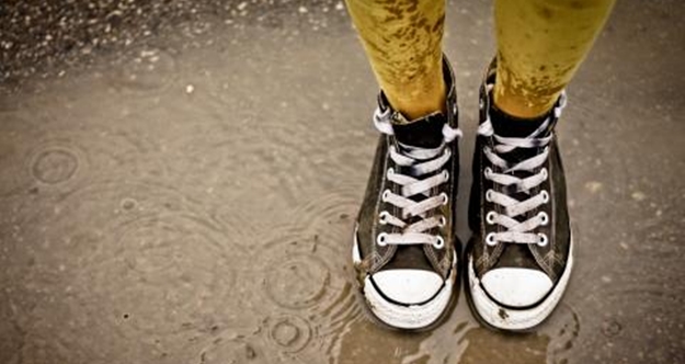 sepatu saat musim hujan