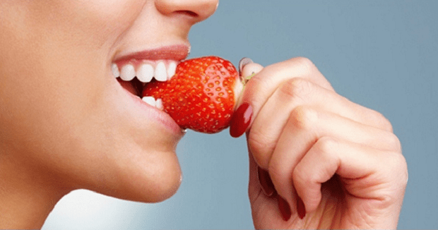 7 Cara Alami Memutihkan Gigi
