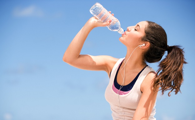 Wanita Minum Air Putih Untuk Awet Muda