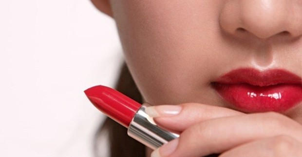 7 Tips Memilih Lipstik Bagi Bibir Sensitif dan Kering