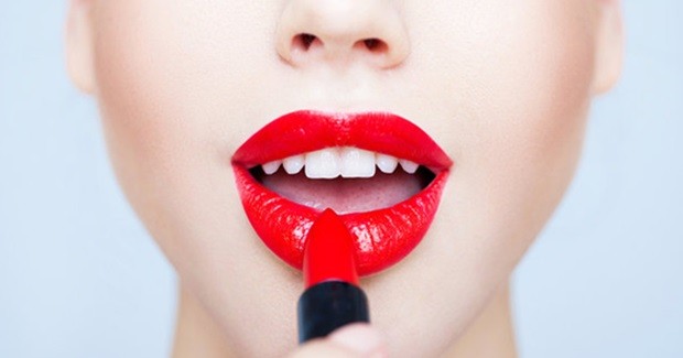 6 Trik Memakai Lipstik agar Bibir Lebih Seksi