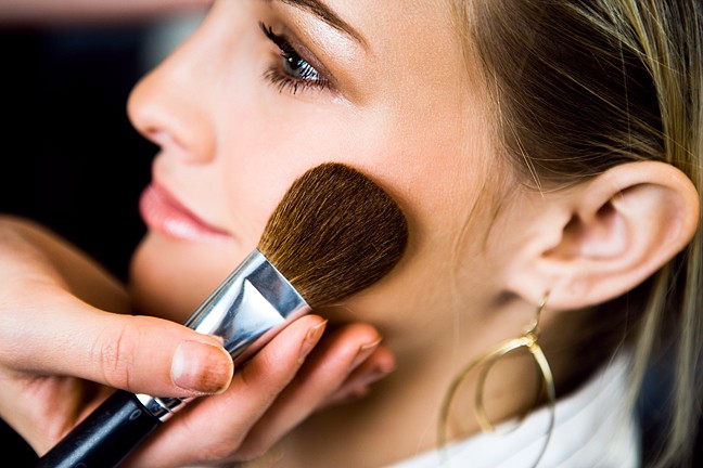 Tips Makeup Awet untuk Pemilik Kulit Kering