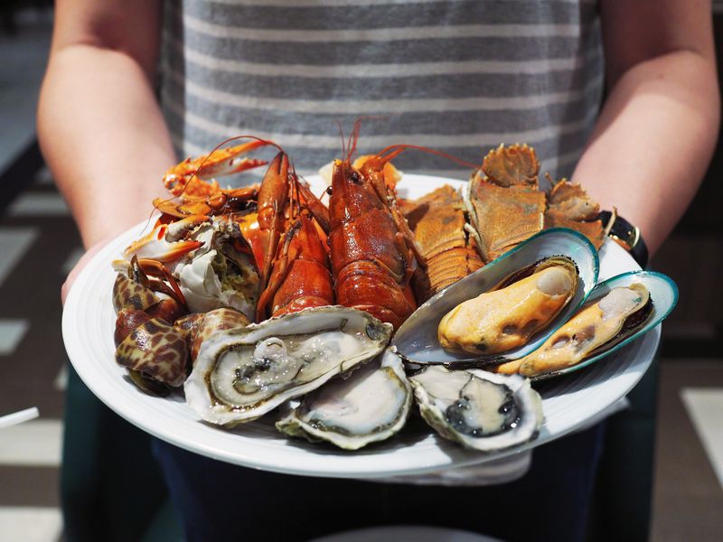 Tips makan seafood tidak keracunan